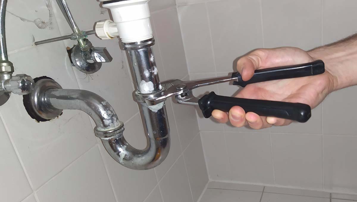 Featured image for Unclogging Drains: Effective DIY Plumbing Methods