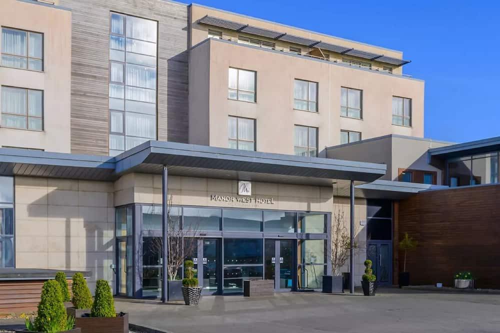Content image for Dive In: The Ultimate Guide to Swimming Pools for Your Home